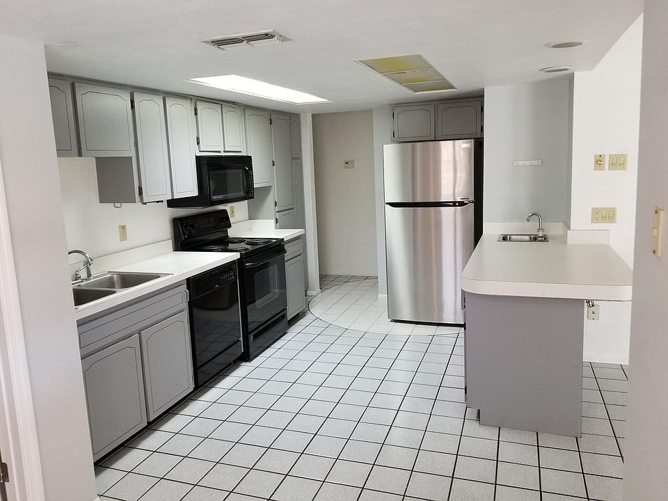 Eat-in kitchen