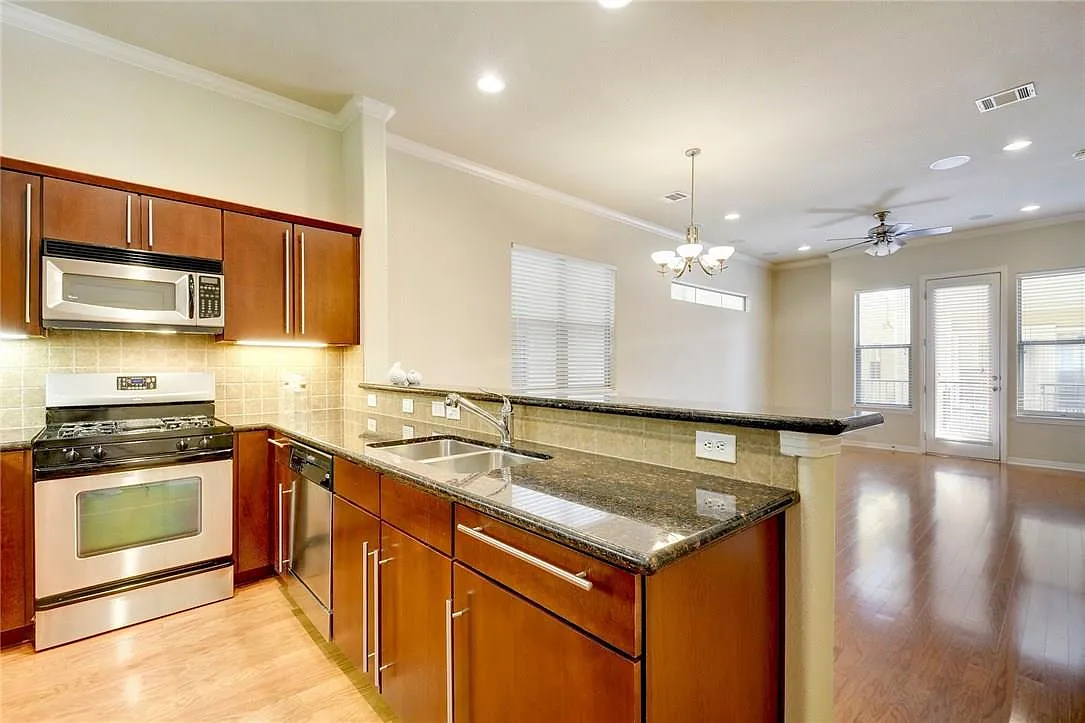 Building Photo - 1115 Kinney Ave #13