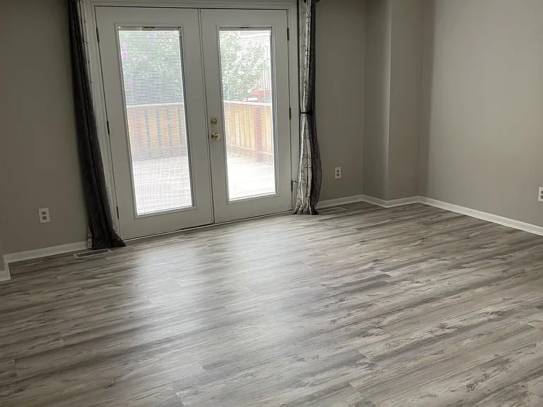 917 Lynwood Ct — Photo 4