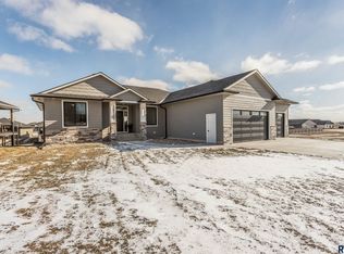 2212 S Saddle Ridge Dr, Sioux Falls, SD 57110