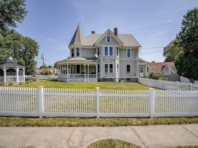 1114 Hampden St, Holyoke, MA, 01040