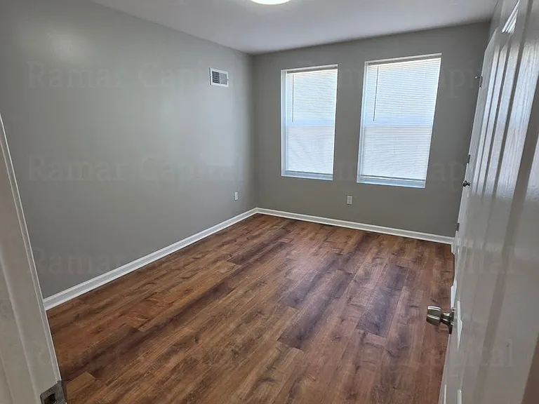 2754 Mickle St — Photo 3