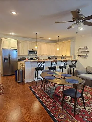 3 bed, 2.0 bath, 1406 sqft, $2,100 — Photo 3