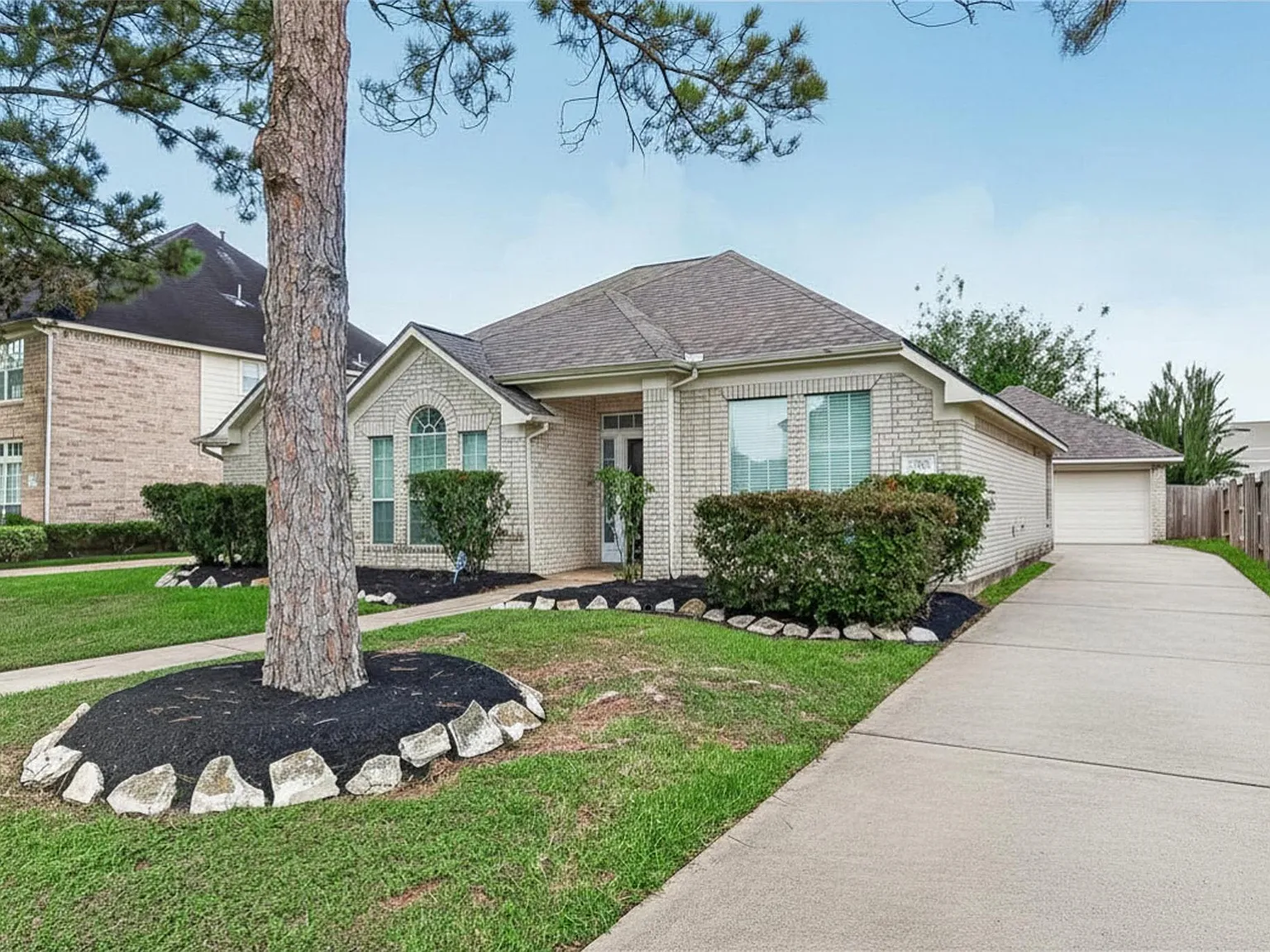 3 bed, 2.0 bath, 2403 sqft, $2,700 — Photo 2