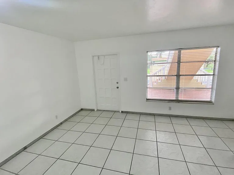 1033 NW 30th Ct #3 — Photo 6