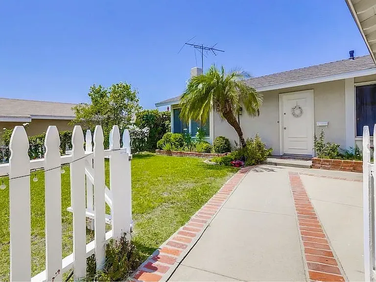 4651 Avenida Del Este — Photo 3