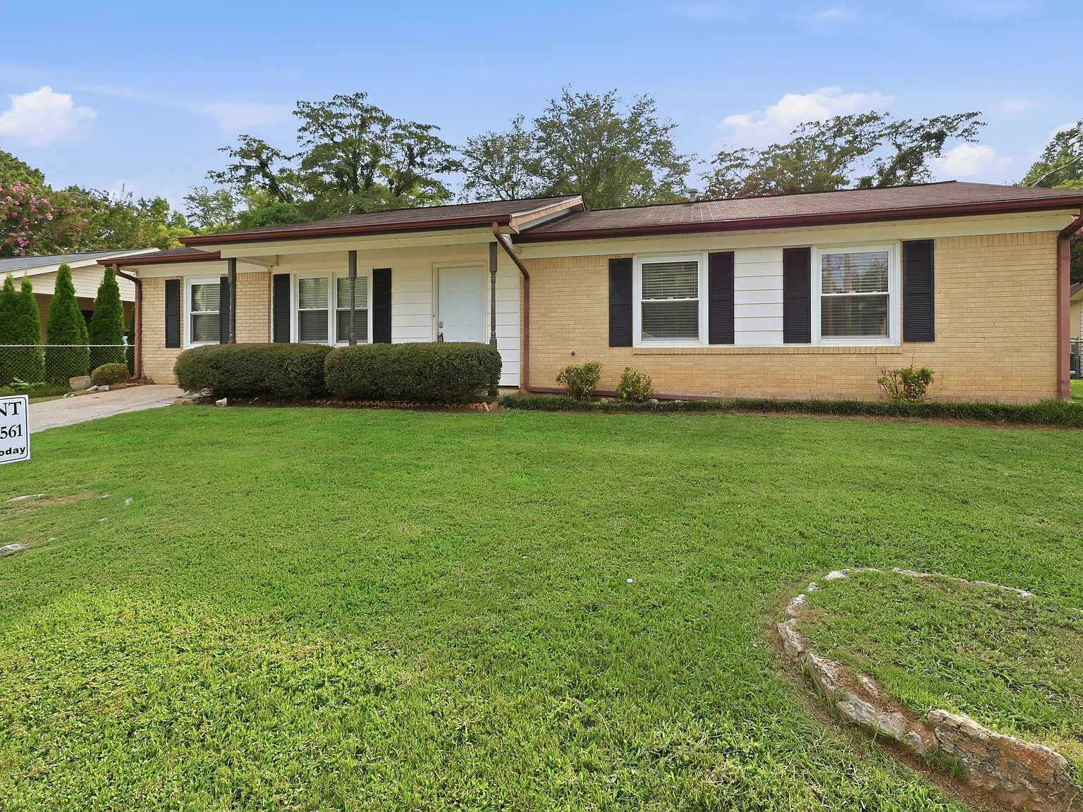 3 bed, 1.5 bath, 1327 sqft, $1,400 — Photo 1
