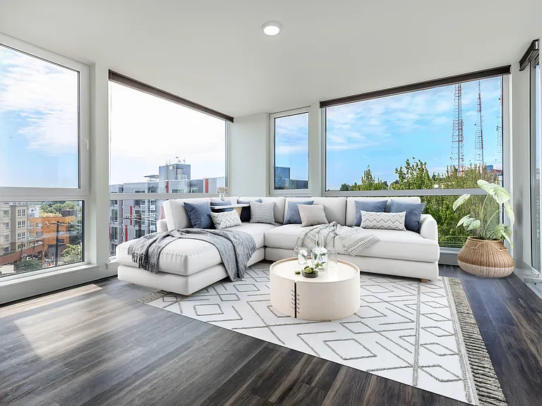 2112 E Denny Way — Photo 2