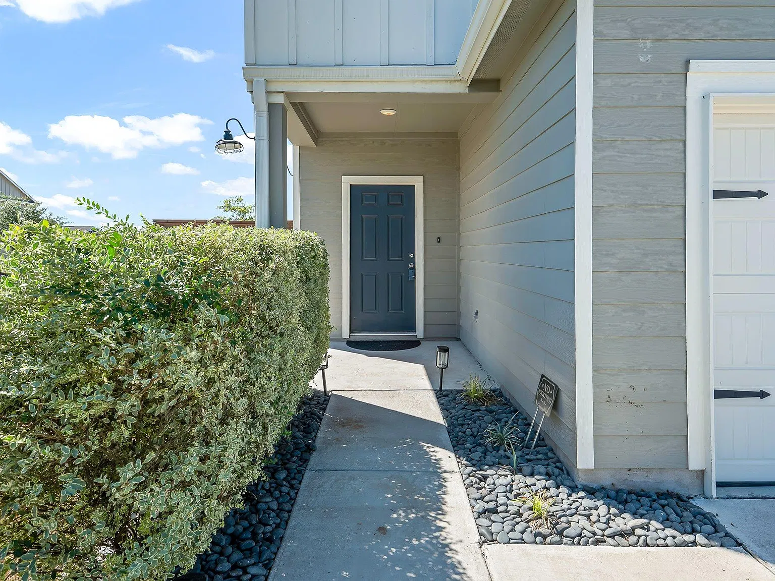 4 bed, 3.0 bath, 2260 sqft, $2,200 — Photo 3
