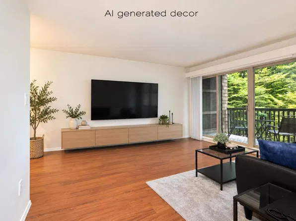 9857 Manchester Dr #307, Burnaby, BC V3N 4P5