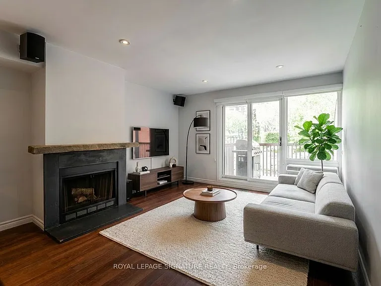 598 Wellington St W — Photo 5