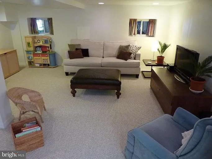 4 bed, 2.5 bath, 1800 sqft, $4,800 — Photo 4