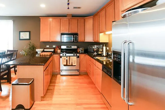 Building Photo - 3655 N Southport Ave #2C