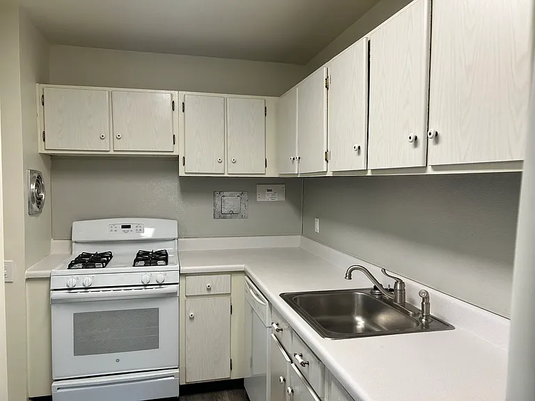 Edgewood Hill Apartments — Photo 4