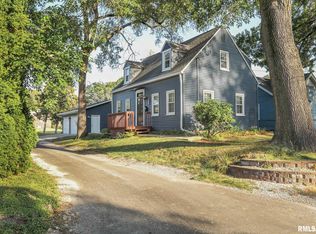 421 10th St #A, Silvis, IL 61282