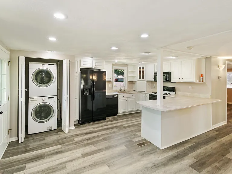 502 E High St — Photo 3