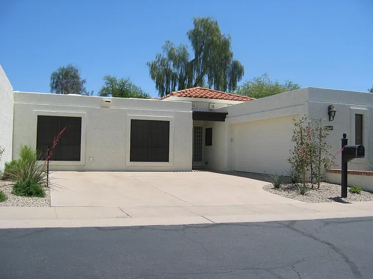4835 N 35th Pl — Photo 2