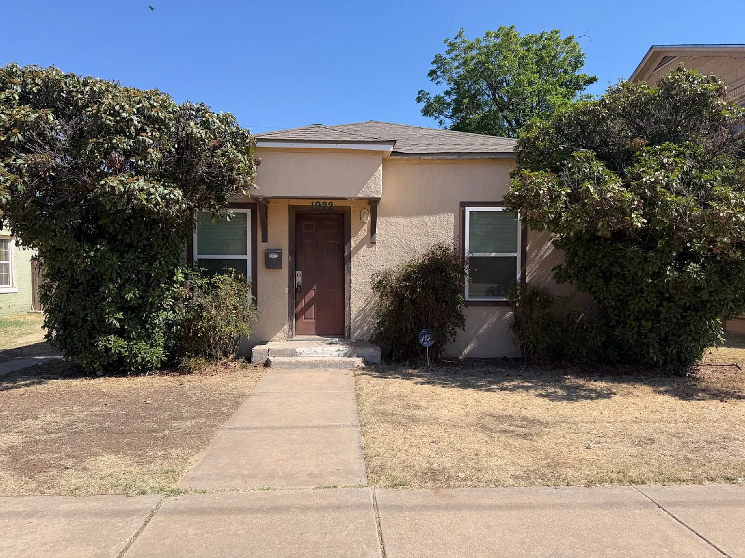 3 bed, 1.0 bath, 1136 sqft, $1,000 — Photo 1