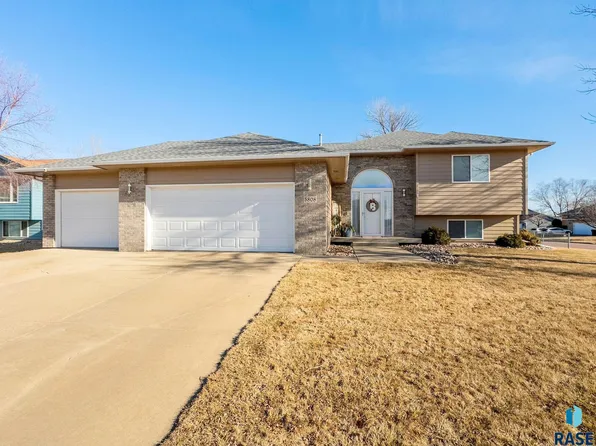 5808 S Cain Ave, Sioux Falls, SD 57106