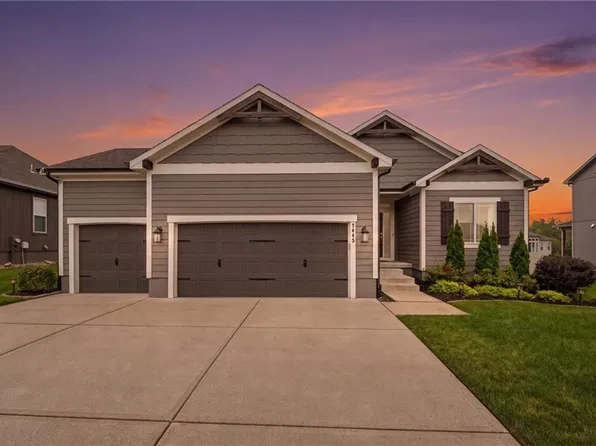 7445 NW Chambers Ct, Parkville, MO 64152