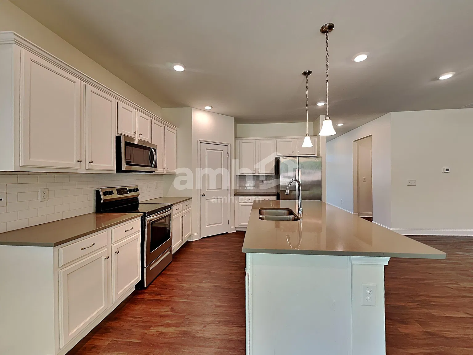 5 bed, 3.0 bath, 2850 sqft, $2,820 — Photo 3