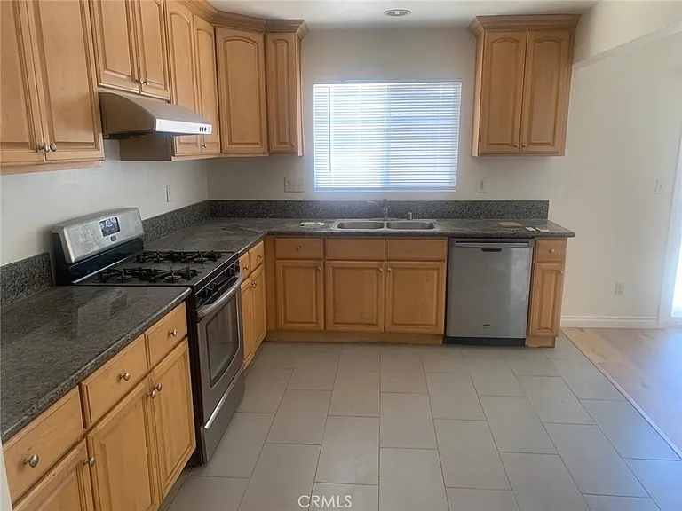 340 N Dalton Ave — Photo 4