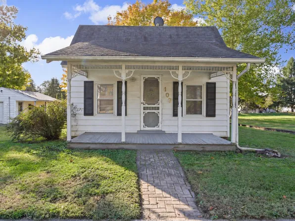 107 4th St, Ivesdale, IL 61851