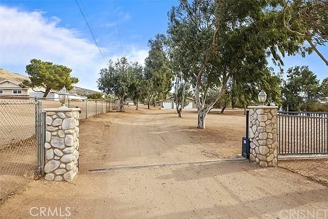 3 bed, 2245 sqft, $4,950 — Photo 2