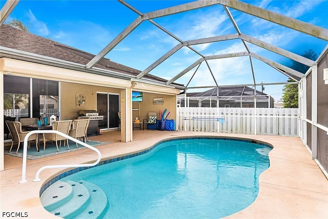 3 bed, 2.0 bath, 1819 sqft, $4,535 — Photo 2