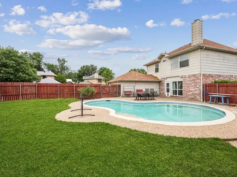 2128 Regency Dr — Photo 3
