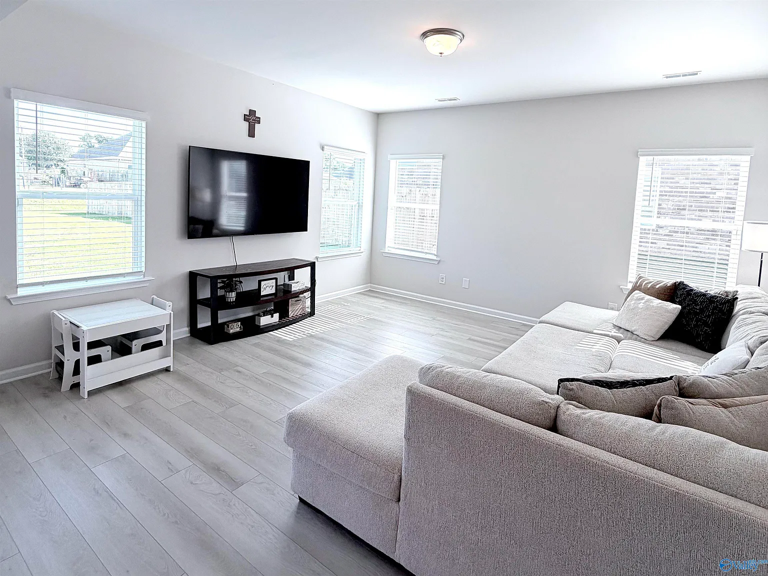 4 bed, 2.5 bath, 2053 sqft, $2,400 — Photo 3