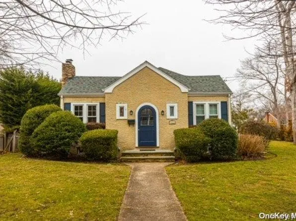 487 Peters Boulevard, Brightwaters, NY 11718