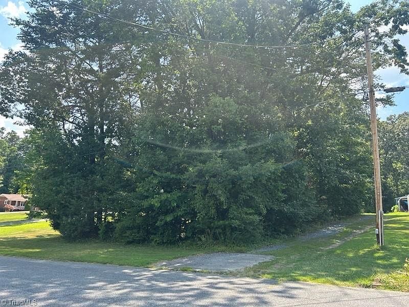 2nd image of 3613 Lakeshore Dr #4