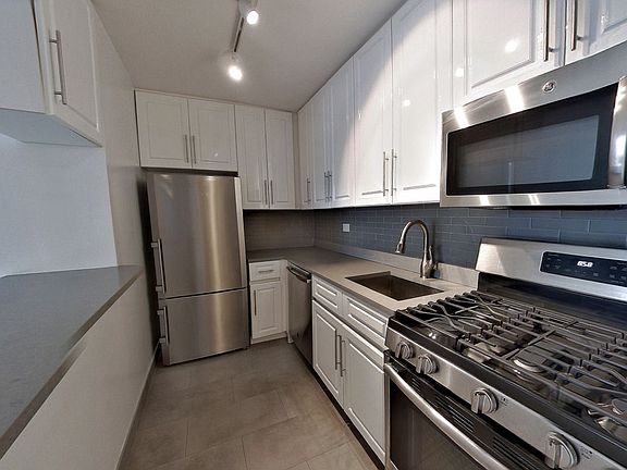 3rd image of 400 E 71st St APT 15J
