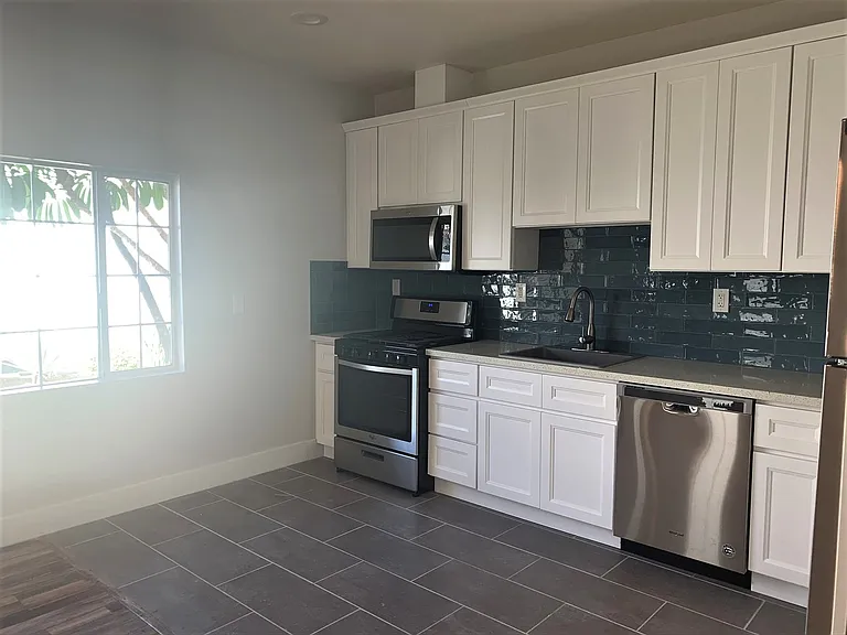 Garfield Avenue Apartments — Photo 20