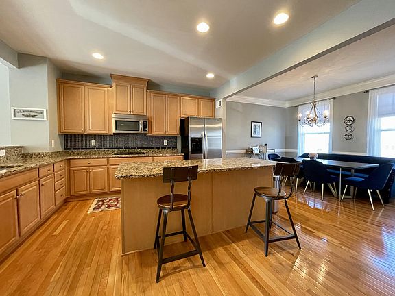 3rd image of 118 Anthem Ave #1