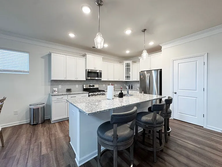 612 Columbus Cir — Photo 6