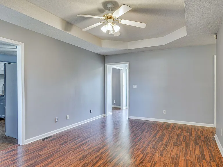 1737 Crestview Dr — Photo 10