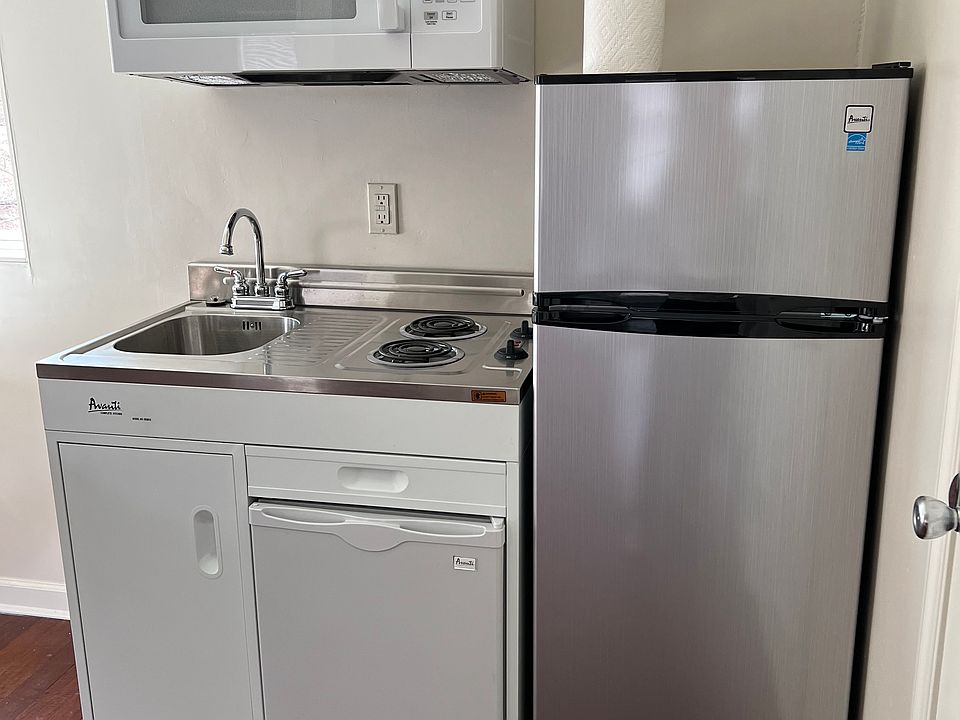 Kitchenette w/full and mini-fridge