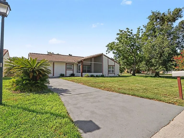 10157 Bluff Ct — Photo 3