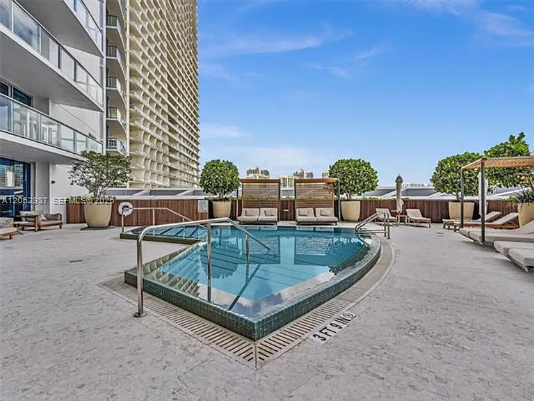 17001 Collins Ave #CU-2106 — Photo 40
