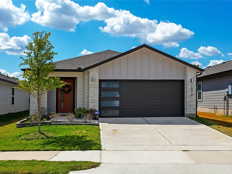 1012 Amistad Loop — Photo 1