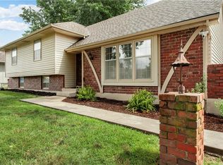 1004 SW Twilight Ln, Blue Springs, MO 64015