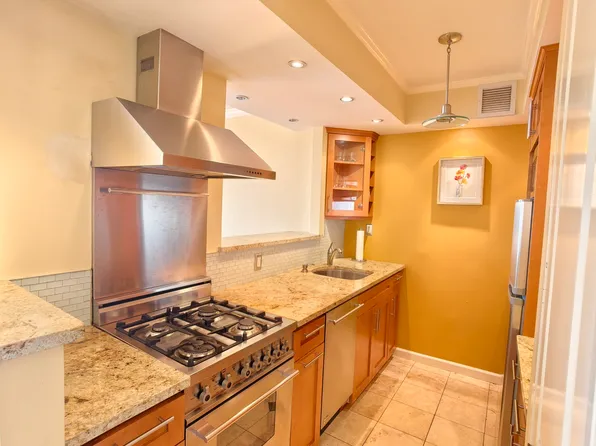 330 East 38th Street image 4 of 23