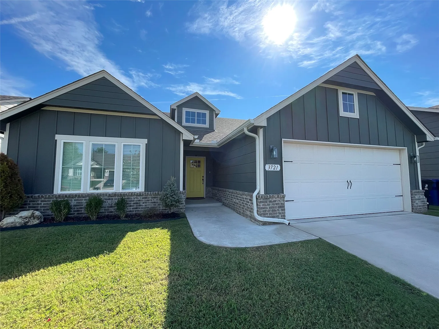4 bed, 2.0 bath, 1940 sqft, $2,600 — Photo 3