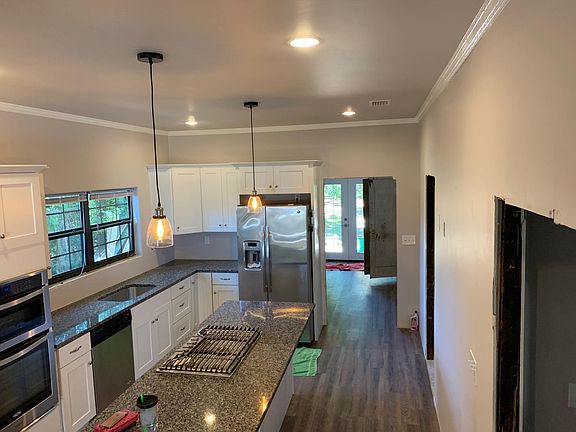 Stainless appliances and granite countertops