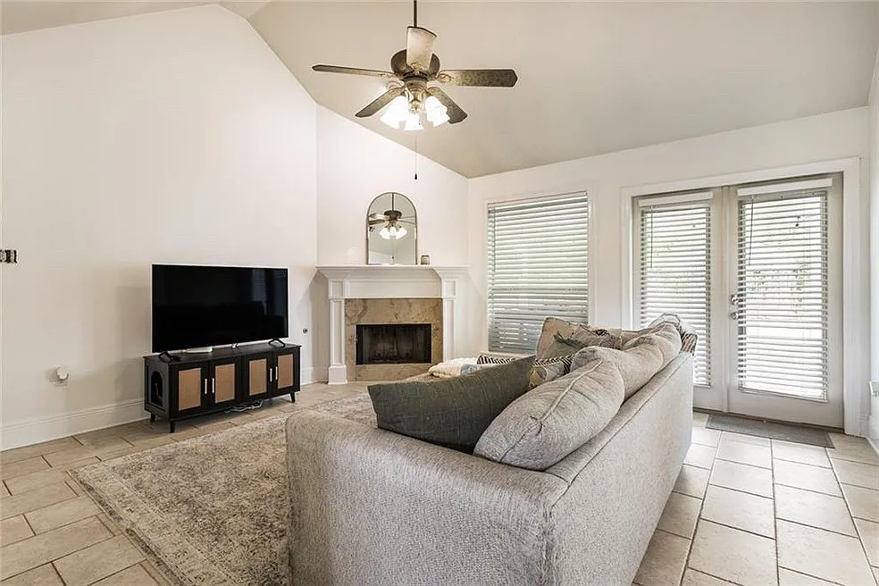 3 bed, 1338 sqft, $2,150 — Photo 3