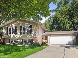 6716 Meadowcrest Dr, Downers Grove, IL 60516