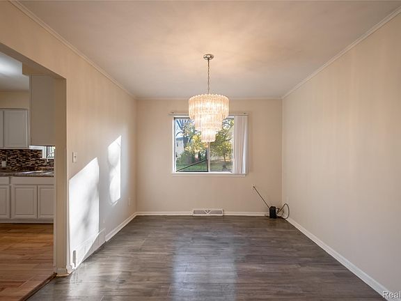 3rd image of 5297 Oaktree Dr