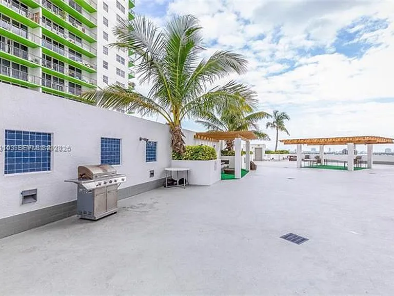 1750 N Bayshore Dr #2401 — Photo 35